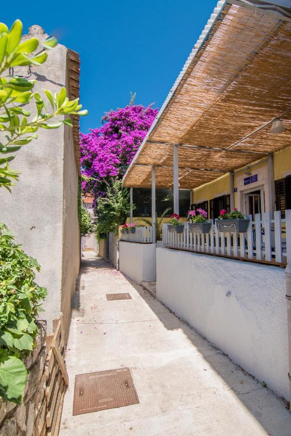 Hostel Flora Mali Losinj Exterior photo